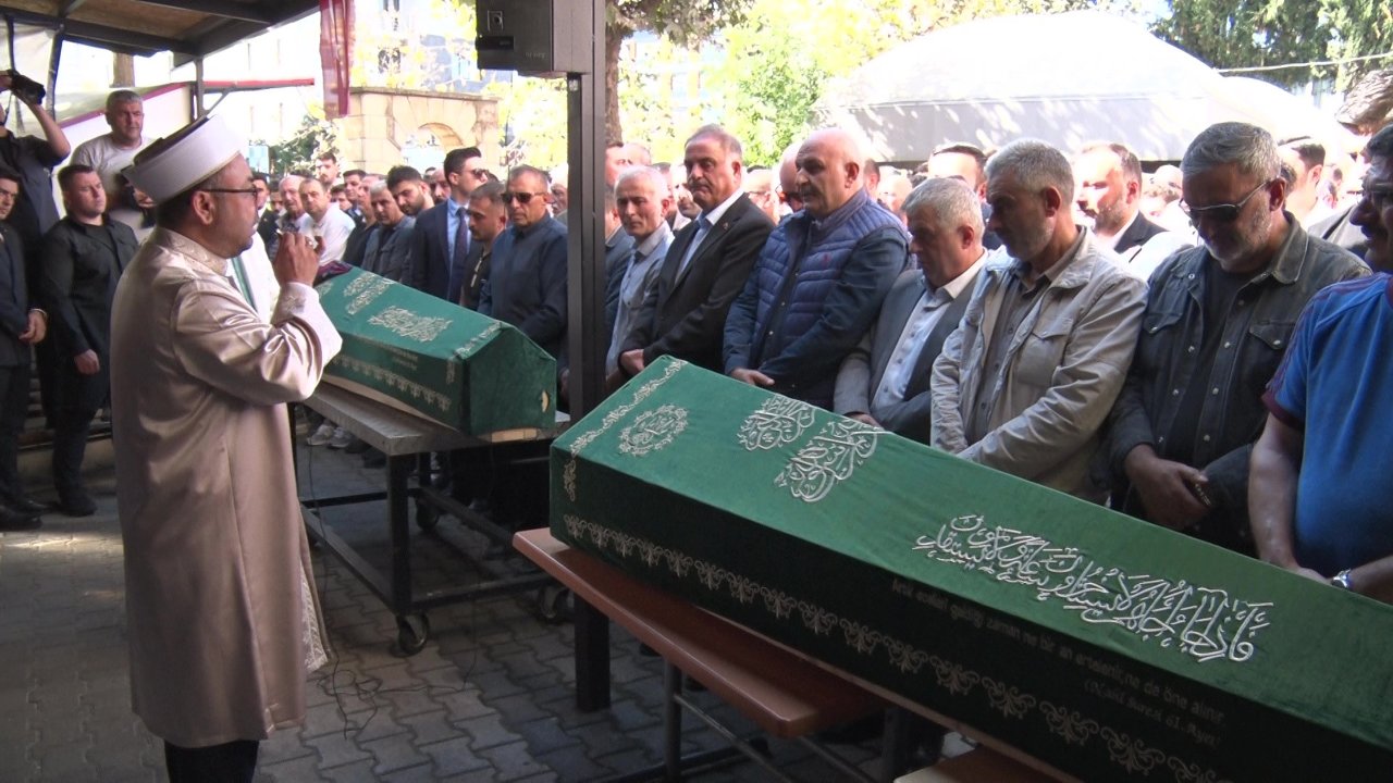 Çöken binada can veren 2 kardeşe son veda! Anne baba ayakta duramadı
