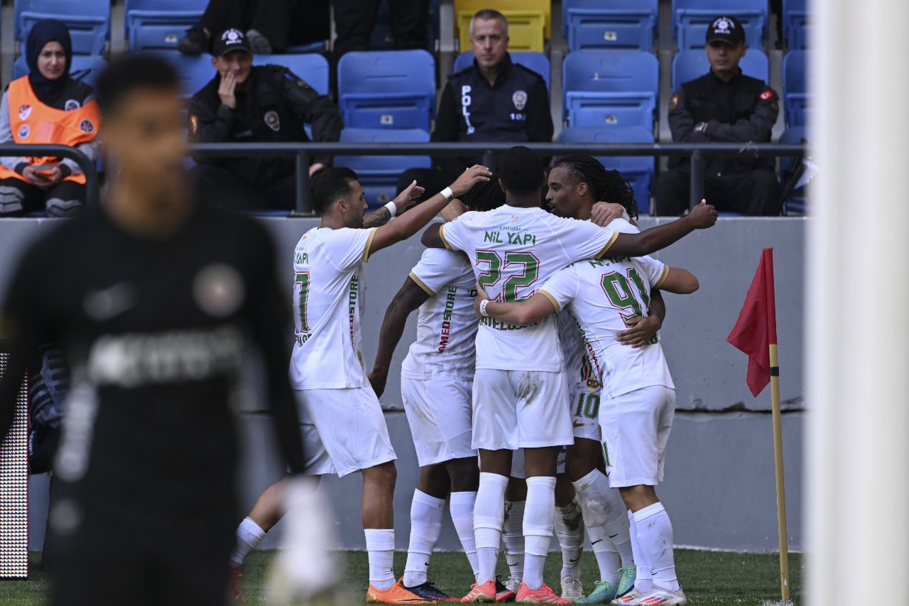 Amed Sportif Faaliyetler oyuncuları, gol sonrası sevinç yaşadı.