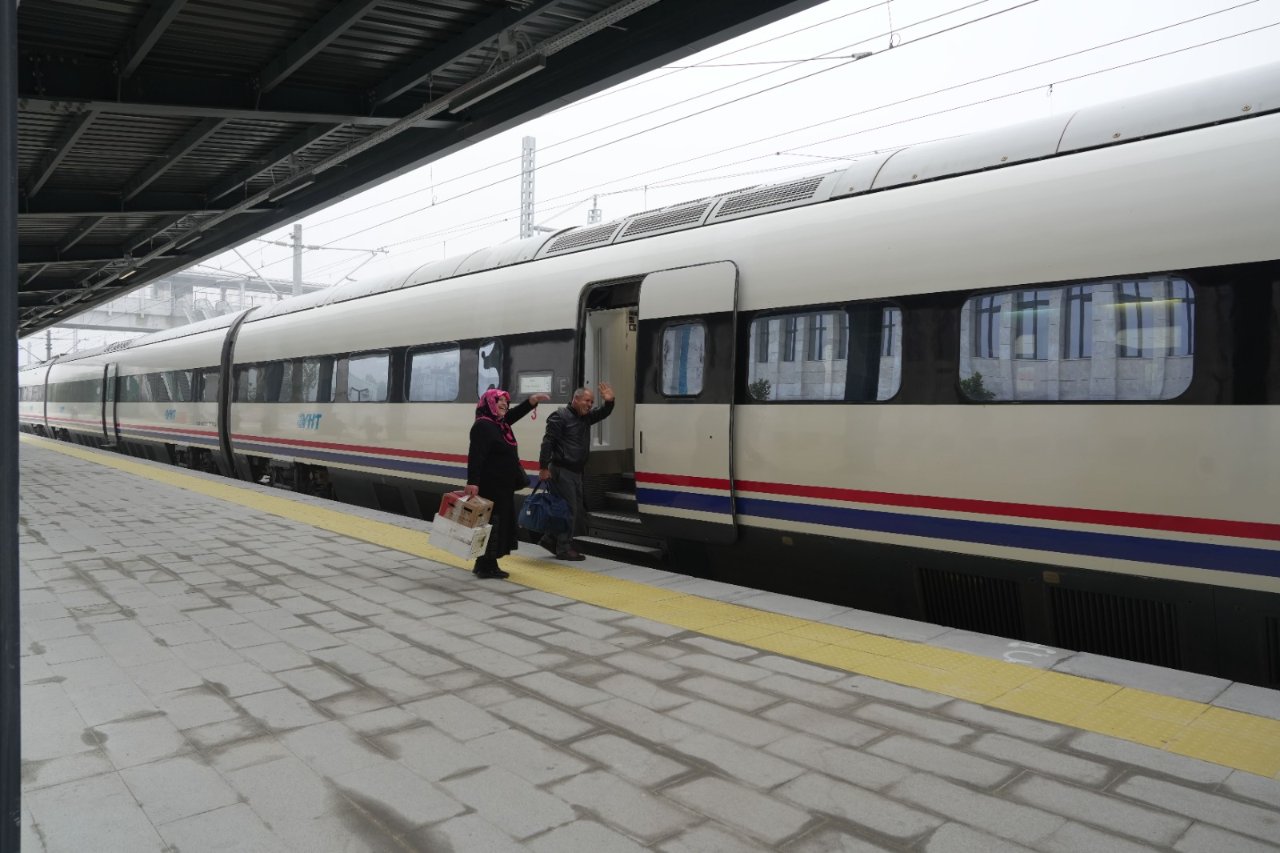 Hızlı tren seferlere başladı! Seyahat süresi 54 dakikaya düştü