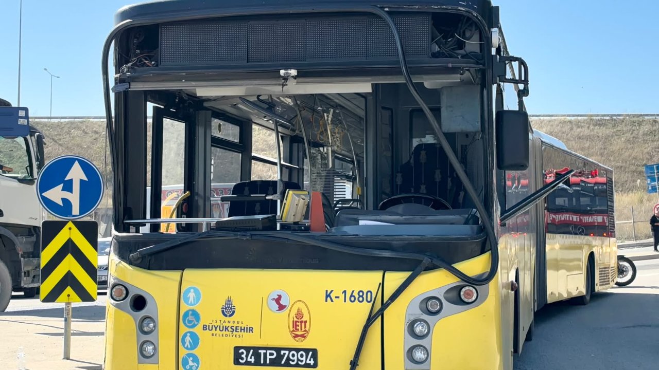 İETT otobüsü Sultangazide duvara çarptı! 4 yolcu yaralandı