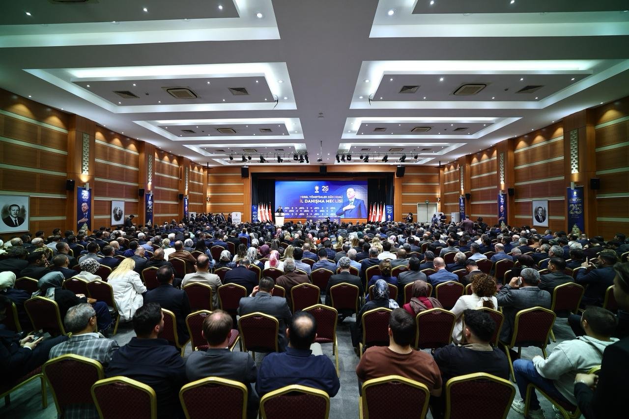 İstanbulda AK Partiye 136 yeni katılım! CHP, İYİ Parti ve DEM Partiden isimler de var