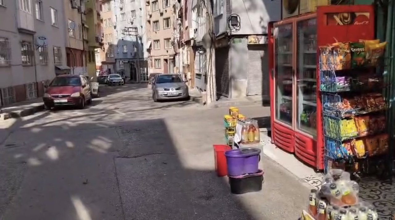 Namaza giden bakkalın güvenlik kamerasına yansıyan görüntüler takdir topladı
