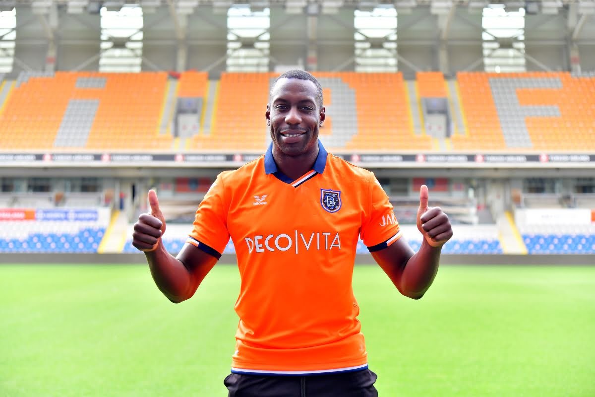 Başakşahir, Eylül 2021'de Stefano Okaka’yı 2 yıllığına kadrosuna kattı.