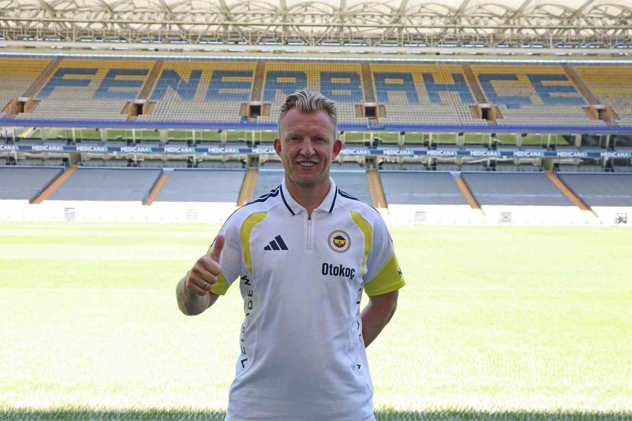 Fenerbahçe, 24 Haziran'da Dirk Kuyt’ın, İsmail Kartal’ın 1. Yardımcı Antrenörü olarak göreve başladığını açıkladı.