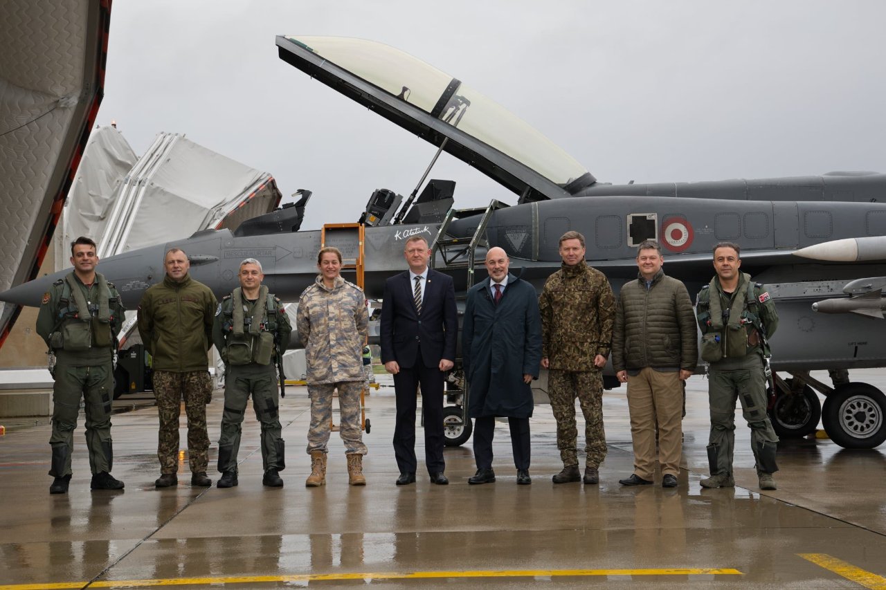 Türk F-16larına Avrupadan bir teşekkür daha! Letonya Savunma Bakanı Türk pilotlarla buluştu!