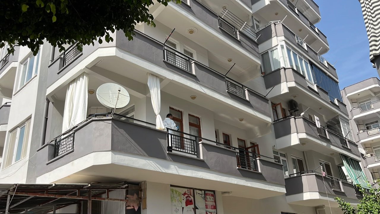 Alanya’da korkunç olay! Kardeşini balkondan aşağı atıp intihar etti