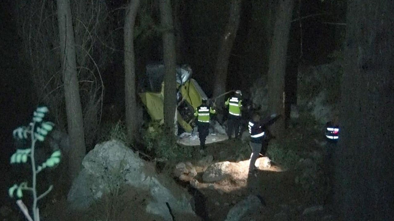 Antalya'da feci kaza! Araç uçuruma yuvarlandı, ölü ve yaralılar var