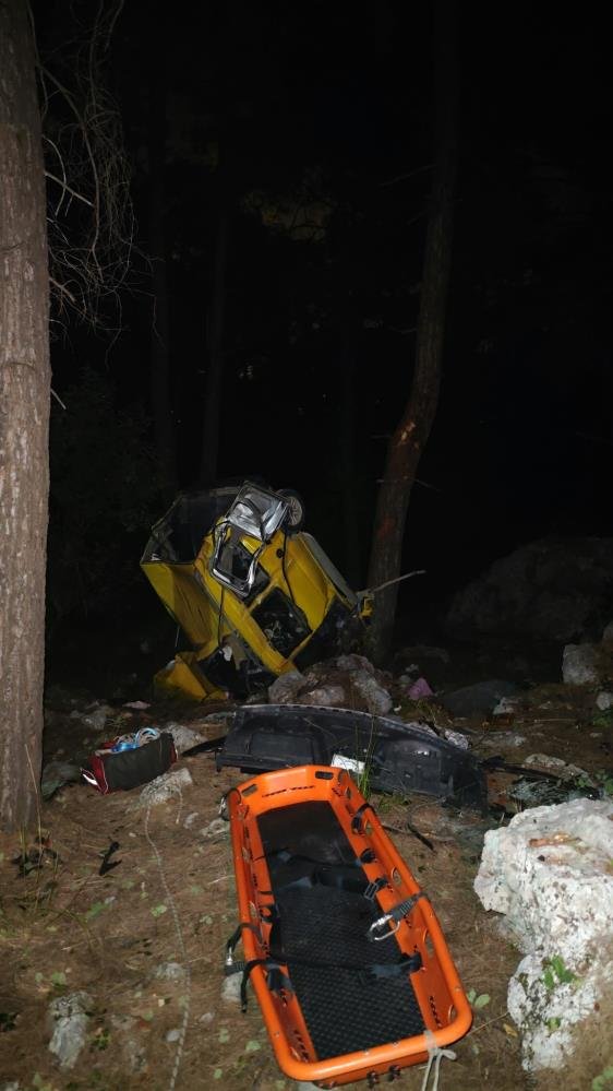 Antalya'da feci kaza! Araç uçuruma yuvarlandı, ölü ve yaralılar var