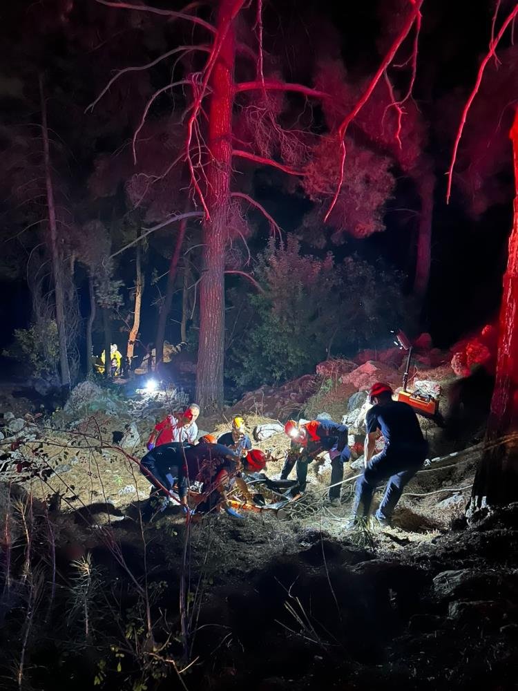 Antalya'da feci kaza! Araç uçuruma yuvarlandı, ölü ve yaralılar var