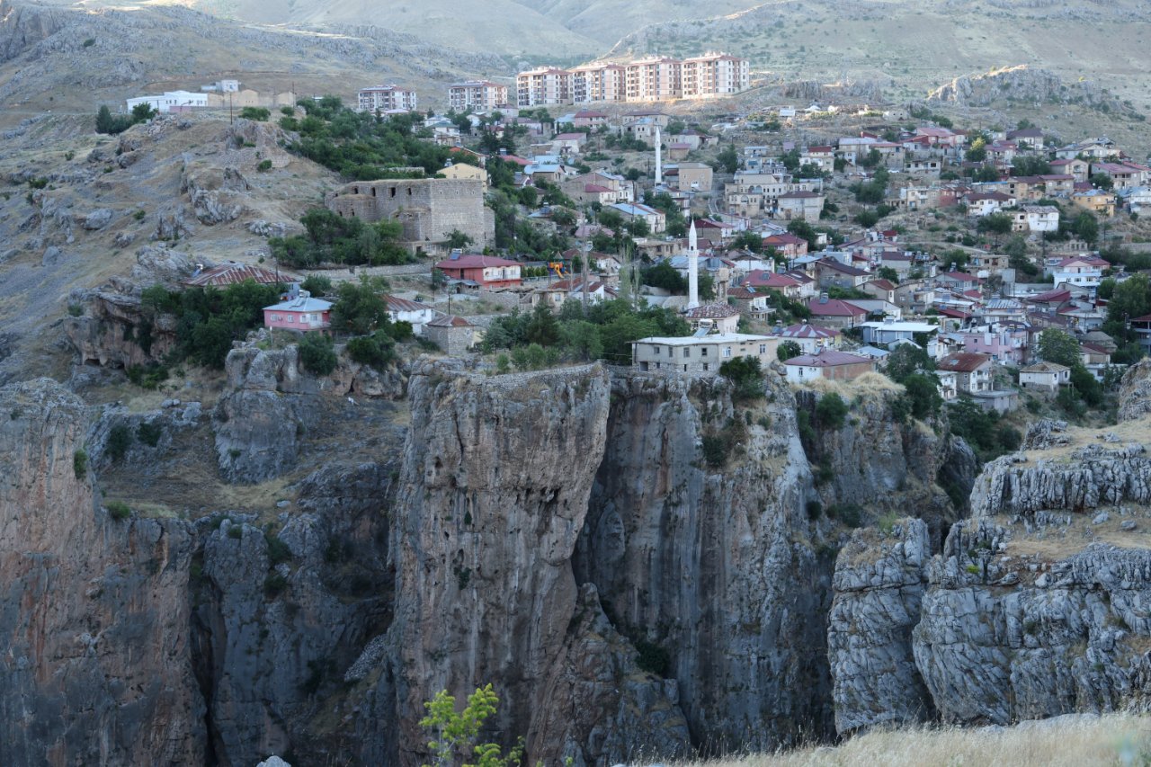 Gören bir daha bakıyor! 168 metre yükseklikteki evin bahçesine köprü ile ulaşılıyor