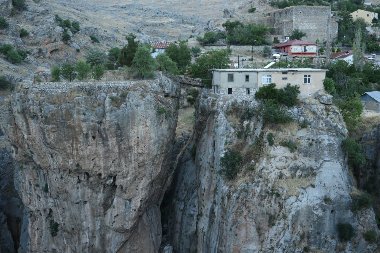Gören bir daha bakıyor! 168 metre yükseklikteki evin bahçesine köprü ile ulaşılıyor