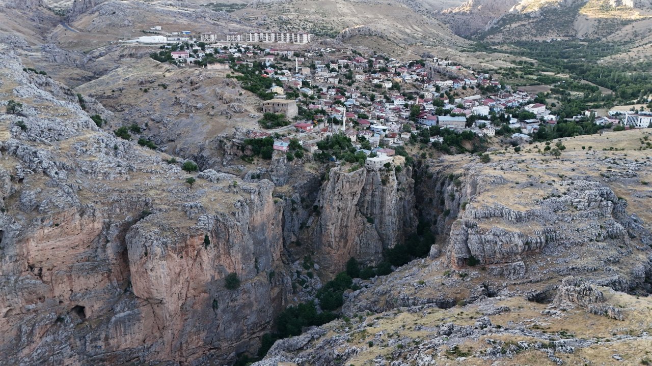 Gören bir daha bakıyor! 168 metre yükseklikteki evin bahçesine köprü ile ulaşılıyor