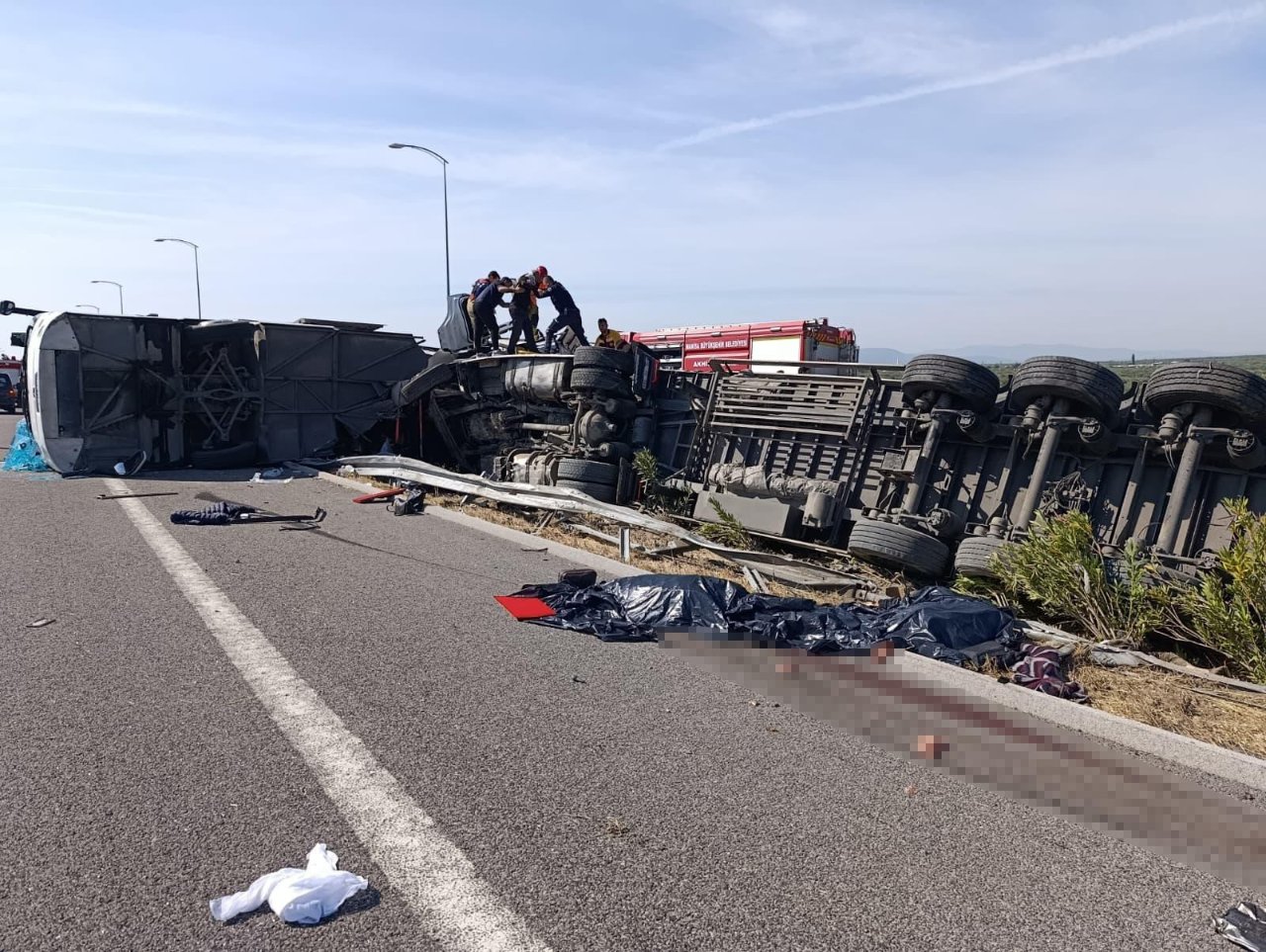 Manisa'da feci kaza! Tur otobüsü ile çekici çarpıştı: 11 ölü, 27 yaralı