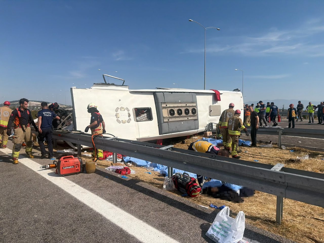 Manisa'da feci kaza! Tur otobüsü ile çekici çarpıştı: 11 ölü, 27 yaralı