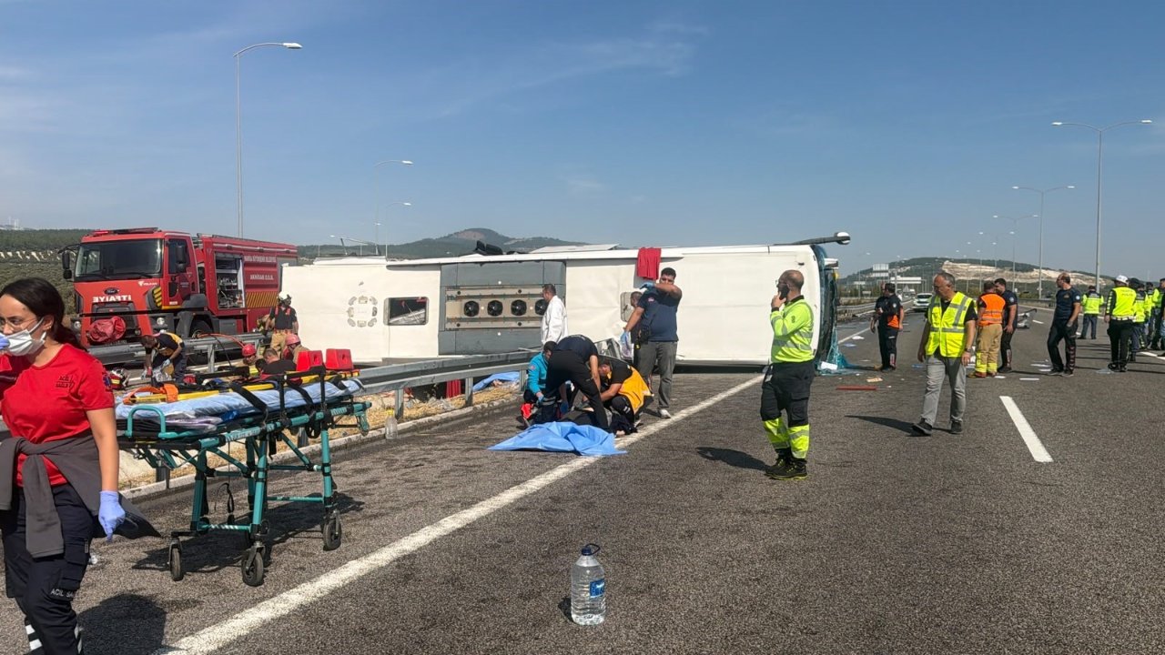Manisa'da feci kaza! Tur otobüsü ile çekici çarpıştı: 11 ölü, 27 yaralı
