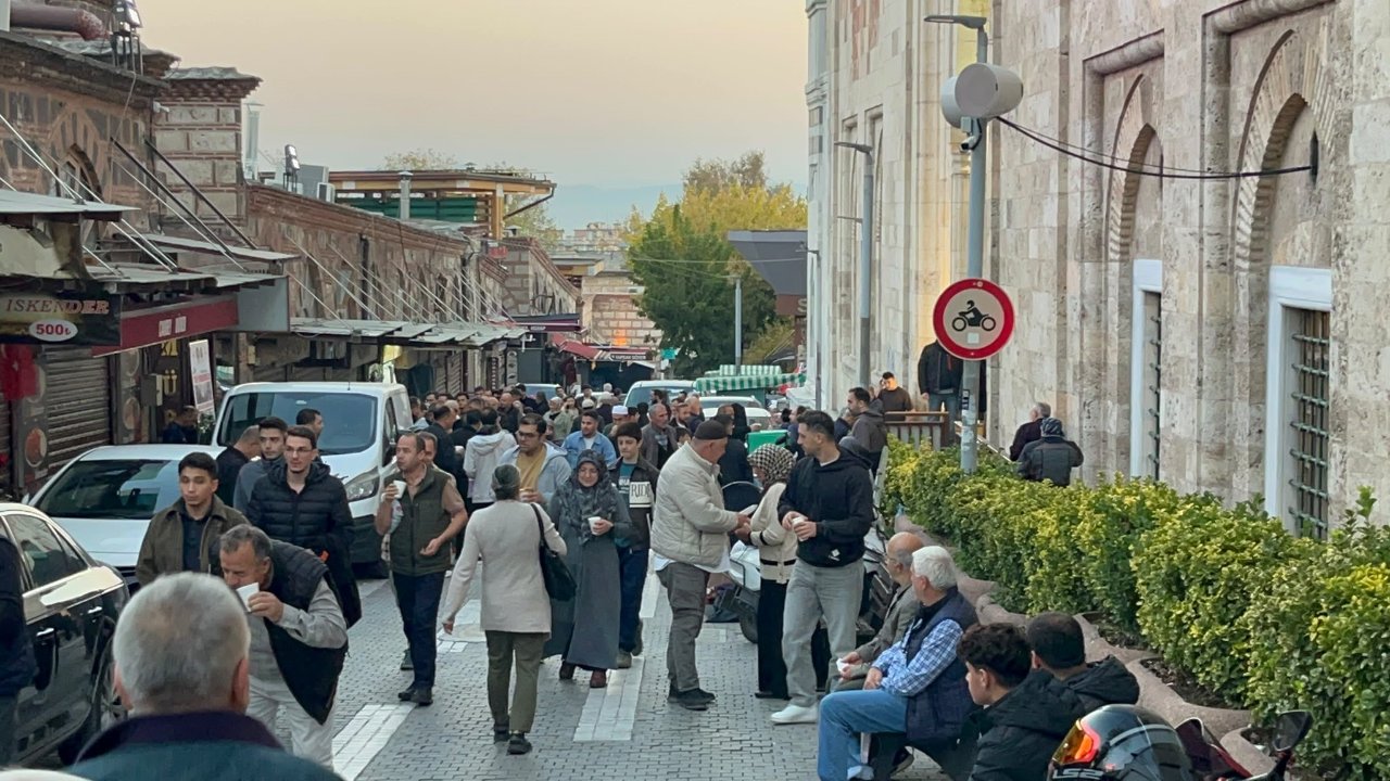 Ulu Camide sabah namazı şehri kilitledi! Bursada yol tek şeride düştü