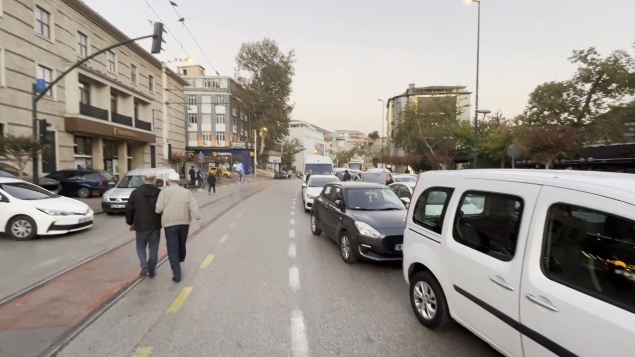 Ulu Camide sabah namazı şehri kilitledi! Bursada yol tek şeride düştü