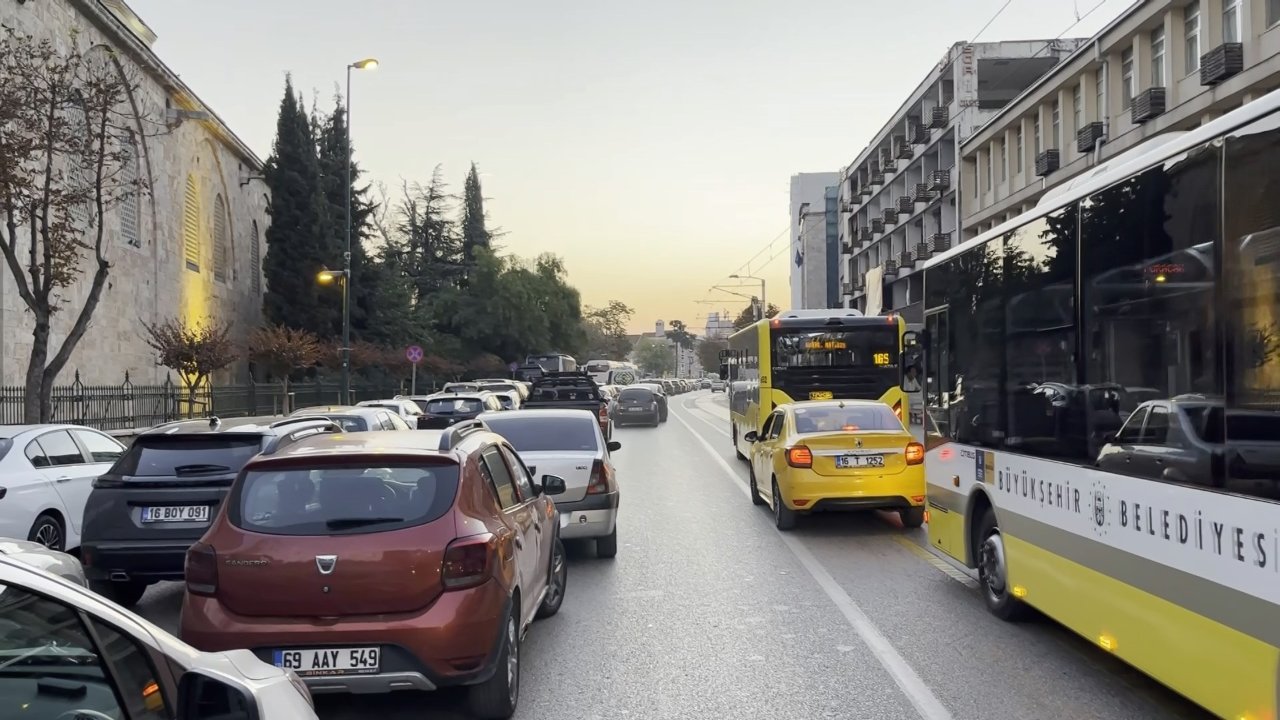 Ulu Camide sabah namazı şehri kilitledi! Bursada yol tek şeride düştü