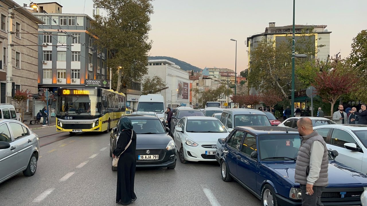 Ulu Camide sabah namazı şehri kilitledi! Bursada yol tek şeride düştü