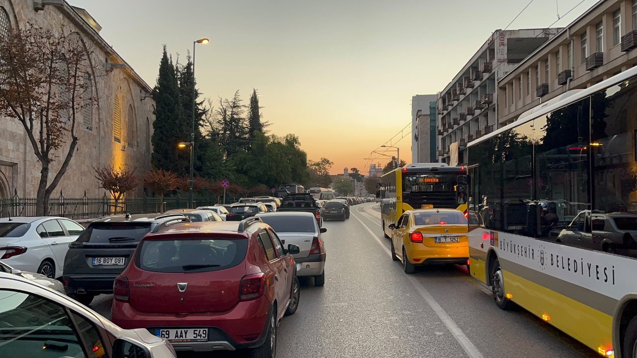Ulu Camide sabah namazı şehri kilitledi! Bursada yol tek şeride düştü