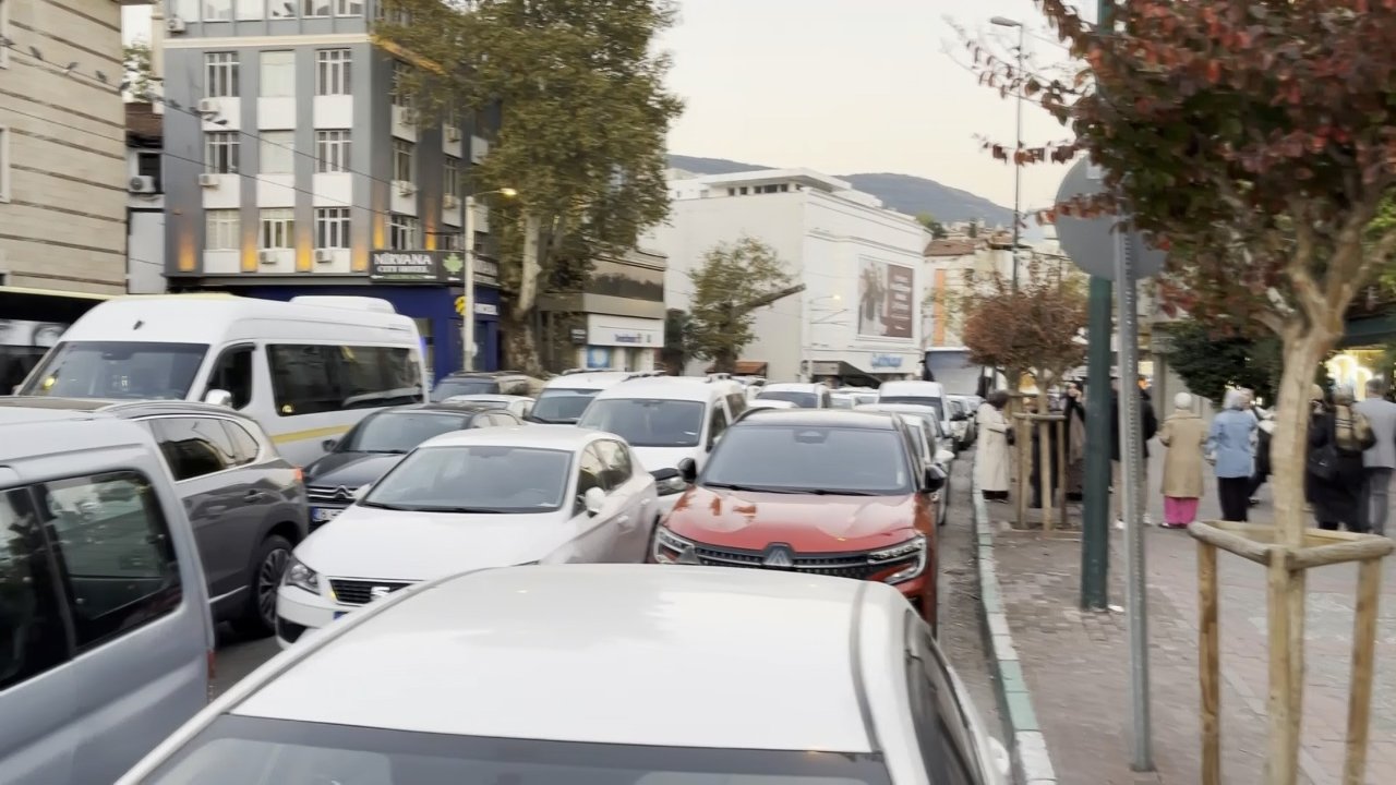 Ulu Camide sabah namazı şehri kilitledi! Bursada yol tek şeride düştü