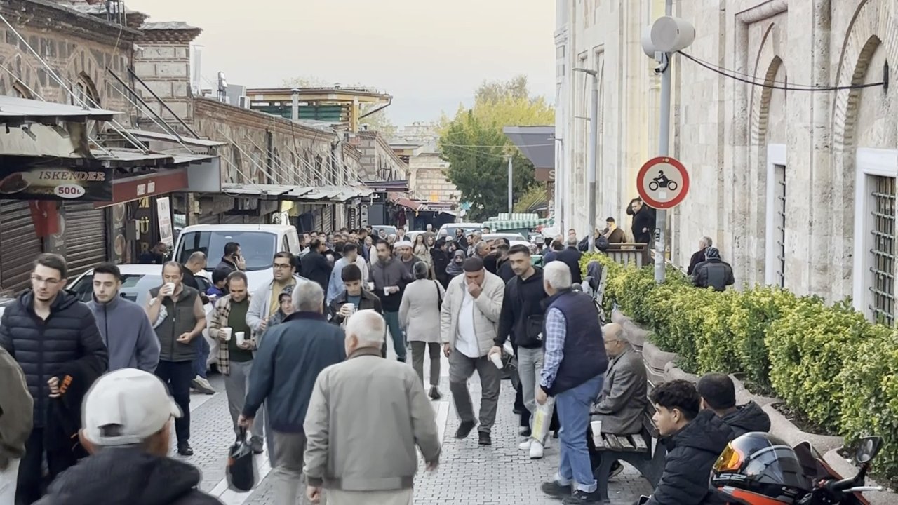 Ulu Camide sabah namazı şehri kilitledi! Bursada yol tek şeride düştü
