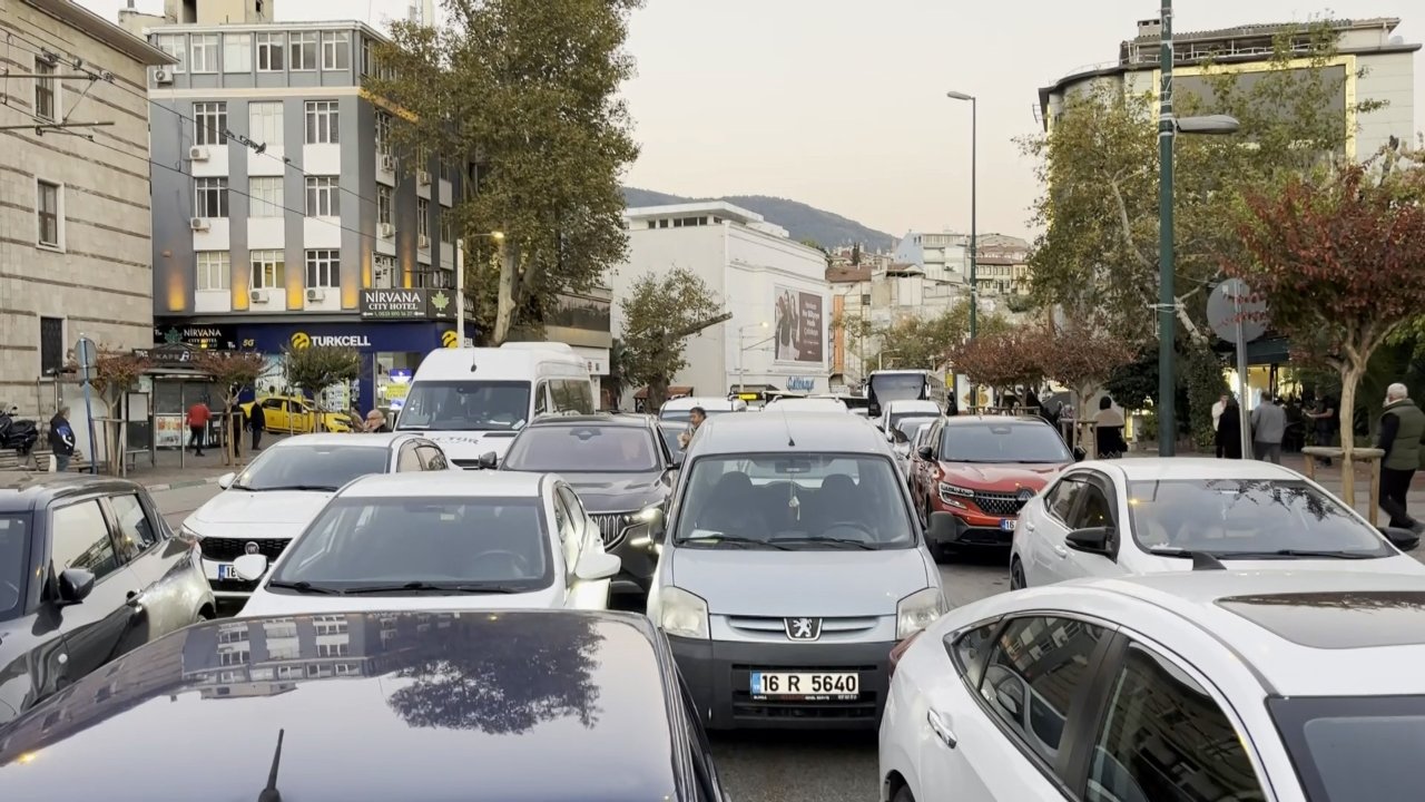 Ulu Camide sabah namazı şehri kilitledi! Bursada yol tek şeride düştü