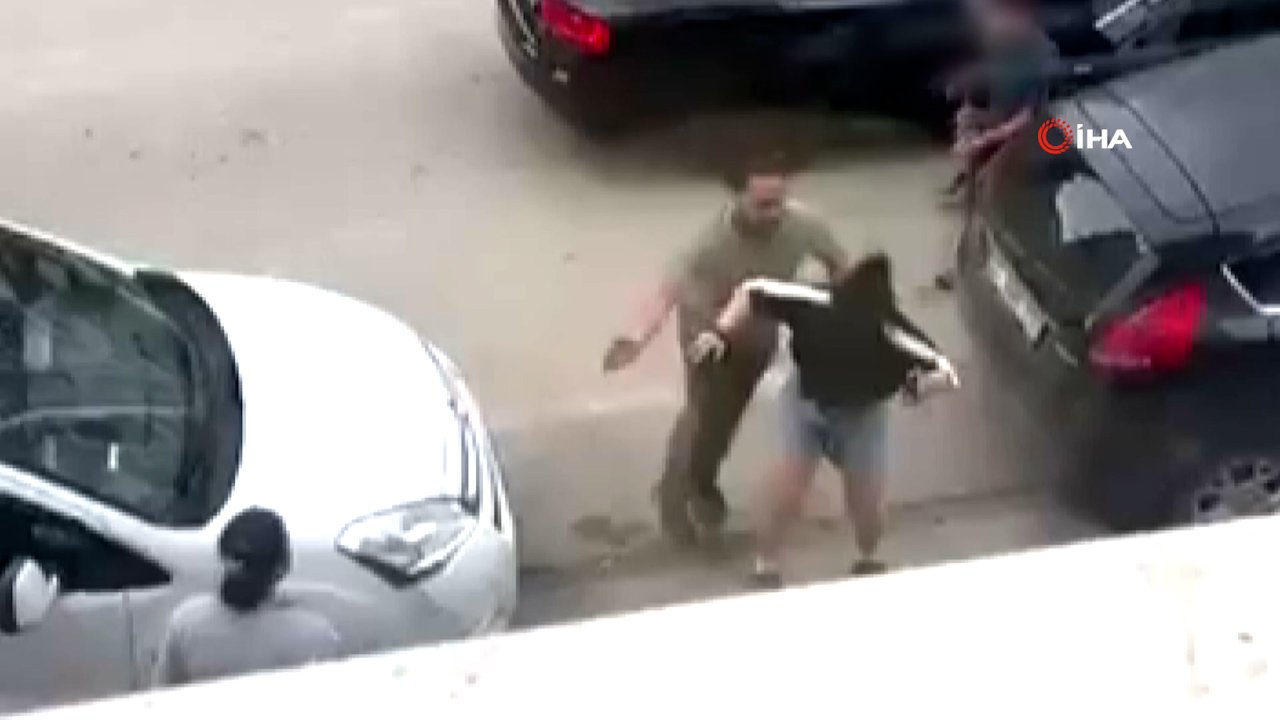 Adana'da kadına şiddet kamerada! Küçük çocuk annesini döven adama böyle müdahale etti
