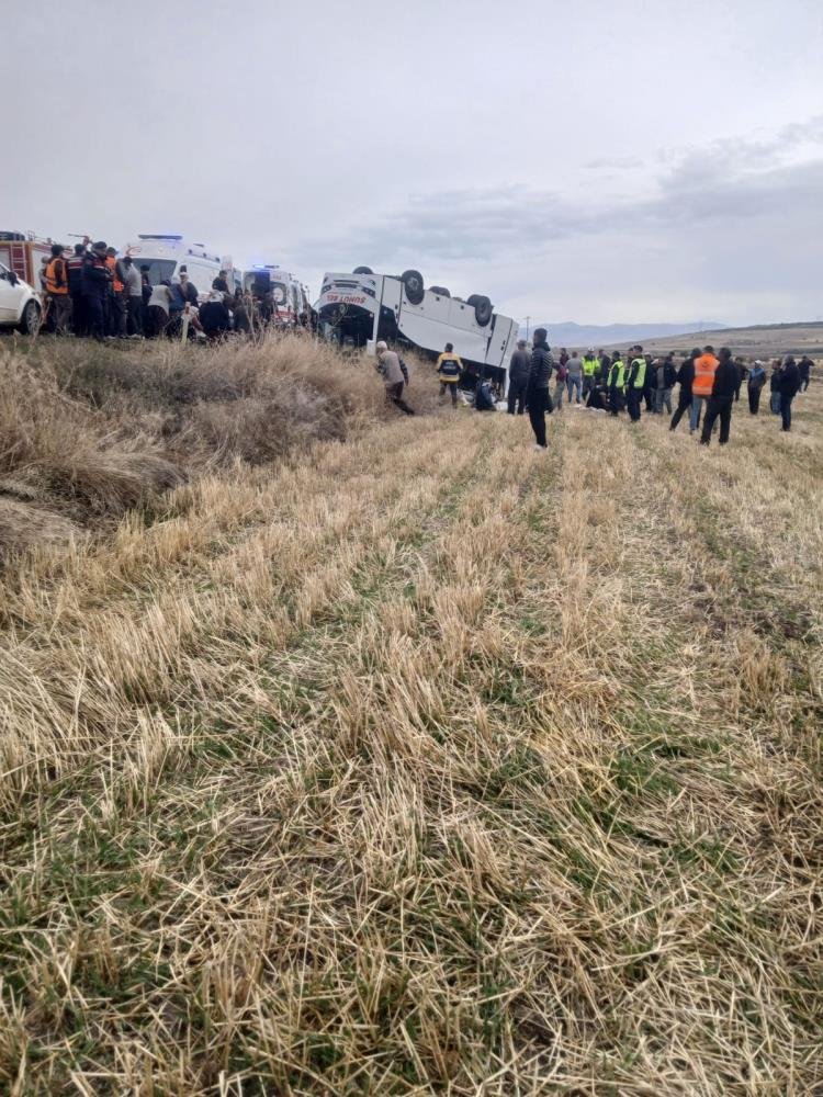 Afyonkarahisar'da işçi servisi devrildi! 1 ölü, 27 yaralı var