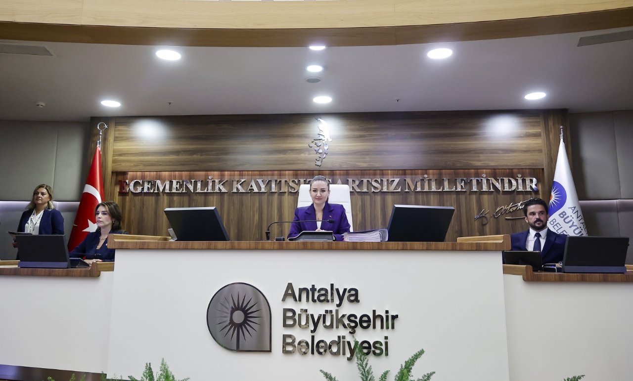 AK Parti'ye geçeceği iddia edildi! Antalya Büyükşehir Belediye Başkanvekili Büşra Özdemir'den ilk açıklama