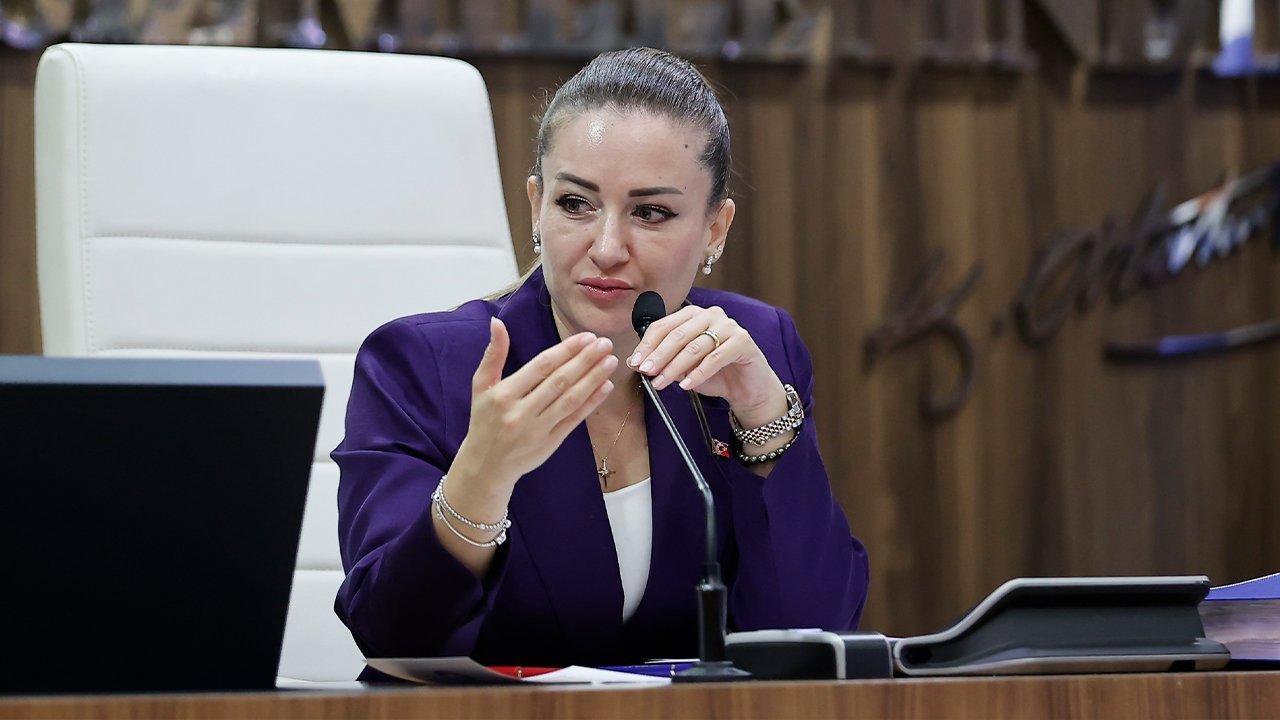 AK Parti'ye geçeceği iddia edildi! Büşra Özdemir'den ilk açıklama