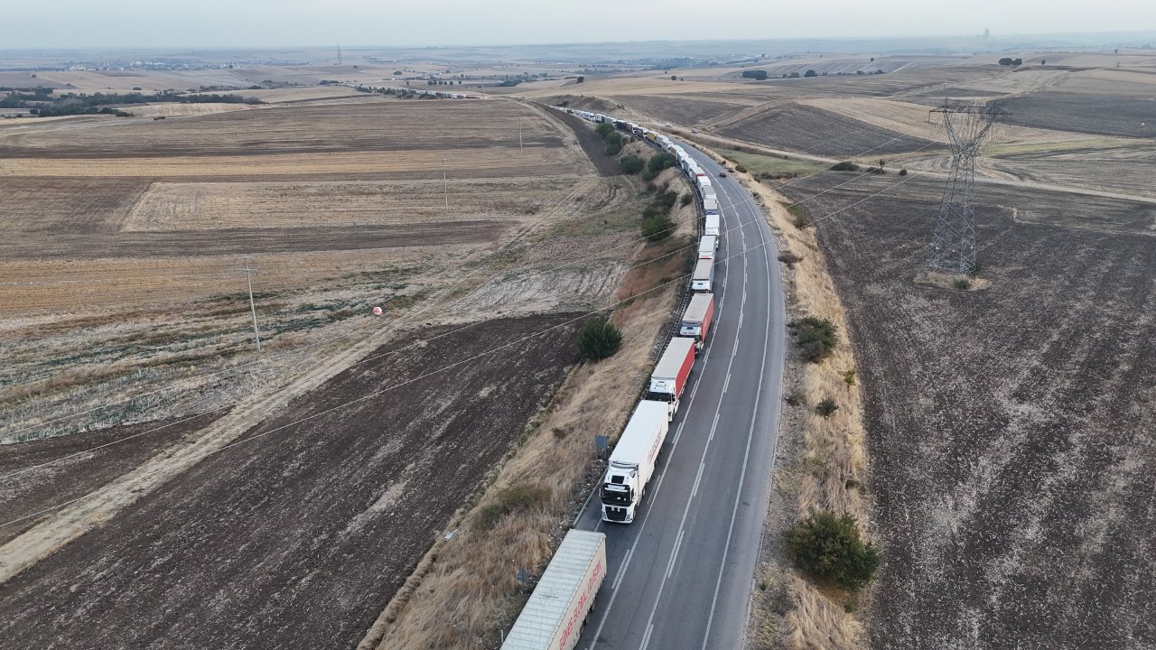 Başı var sonu yok, isyan ettiren 37 kilometrelik kuyruk! İstanbul’dan tırını yükledi Almanya’ya gidemiyor