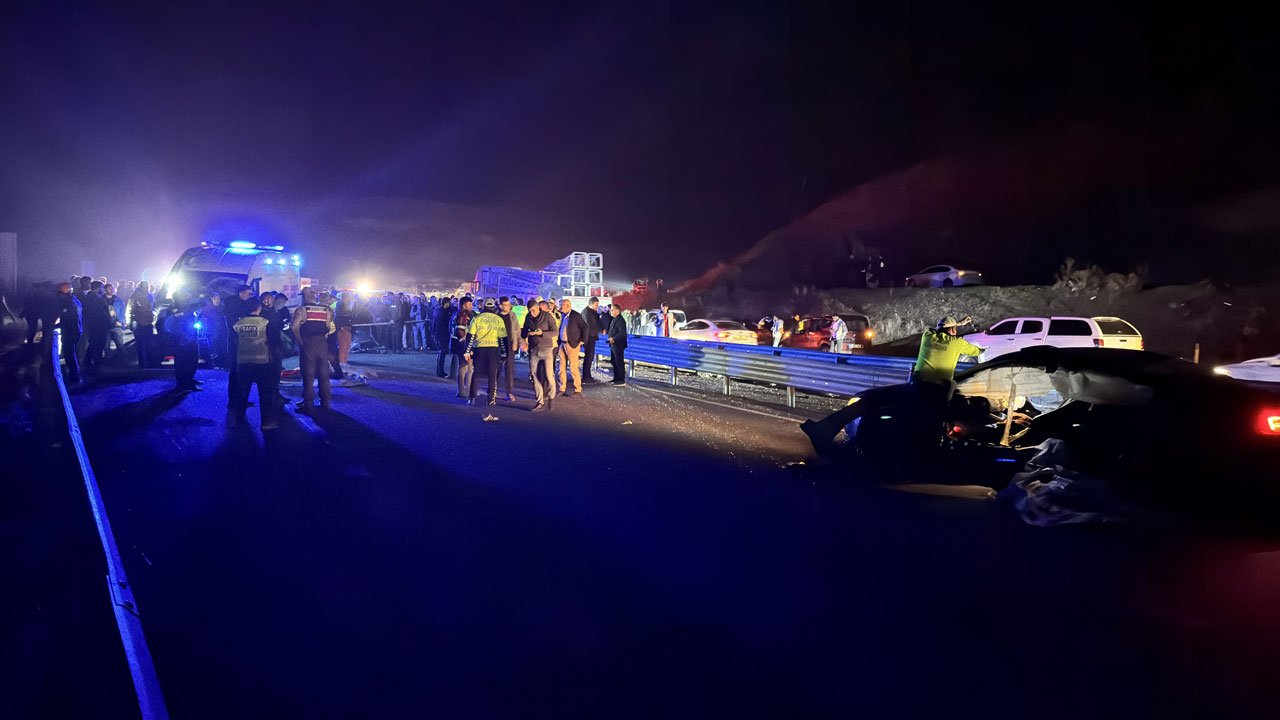 Bingöl'de feci kaza! Bariyerlere çarpan otomobil mezarları oldu
