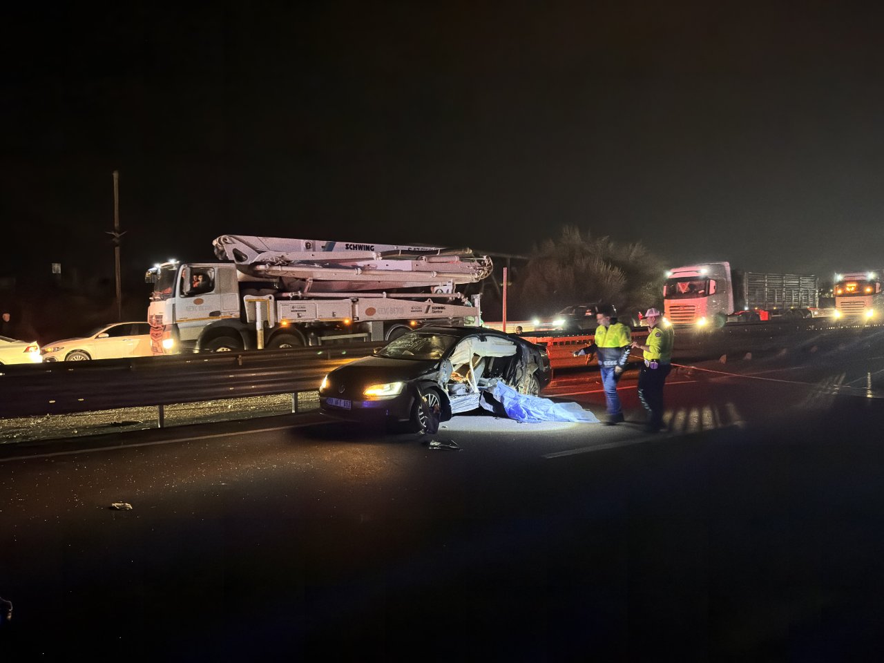 Bingöl'de feci kaza! Bariyerlere çarpan otomobil mezarları oldu