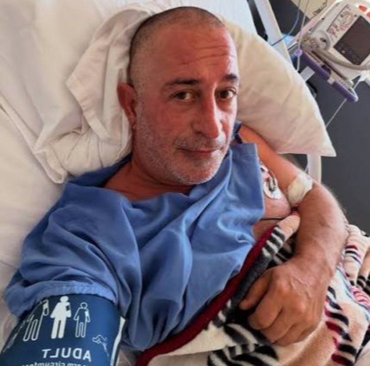 Cem Yılmazdan ÇOMÜ hatırası! Tedavi gördüğü hastane önünde poz verdi