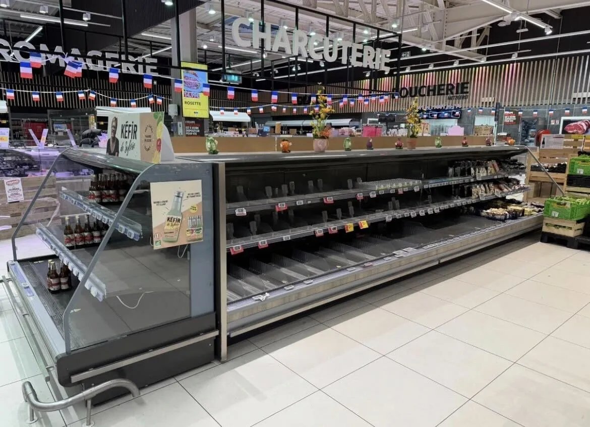 Siber saldırı büyük süpermarket zincirleriyle sınırlı kalmadı. Metro mağazaları ve kasaplar dahil bağımsız işletmeler de saldırıdan etkilendi. Saldırının yol açtığı toplam maddi zarar henüz belirlenemezken, ülke genelindeki kaybın milyonlarca avroya ulaşabileceği ifade edildi.