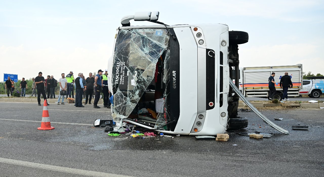 Manisa'nın ardından Antalya... Midibüs devrildi, yaralılar var görseli