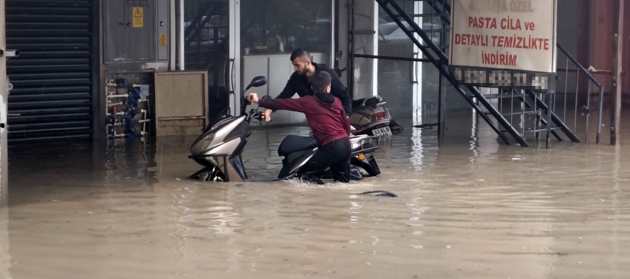 Mersin sular altında! Erdemli ve Silifki’de sokaklar, evler göle döndü, sürücüler mahsur kaldı