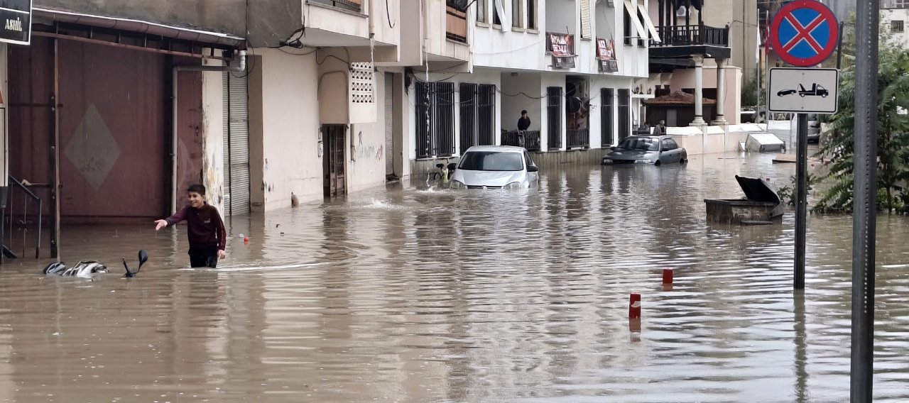 Mersin sular altında! Erdemli ve Silifki’de sokaklar, evler göle döndü, sürücüler mahsur kaldı