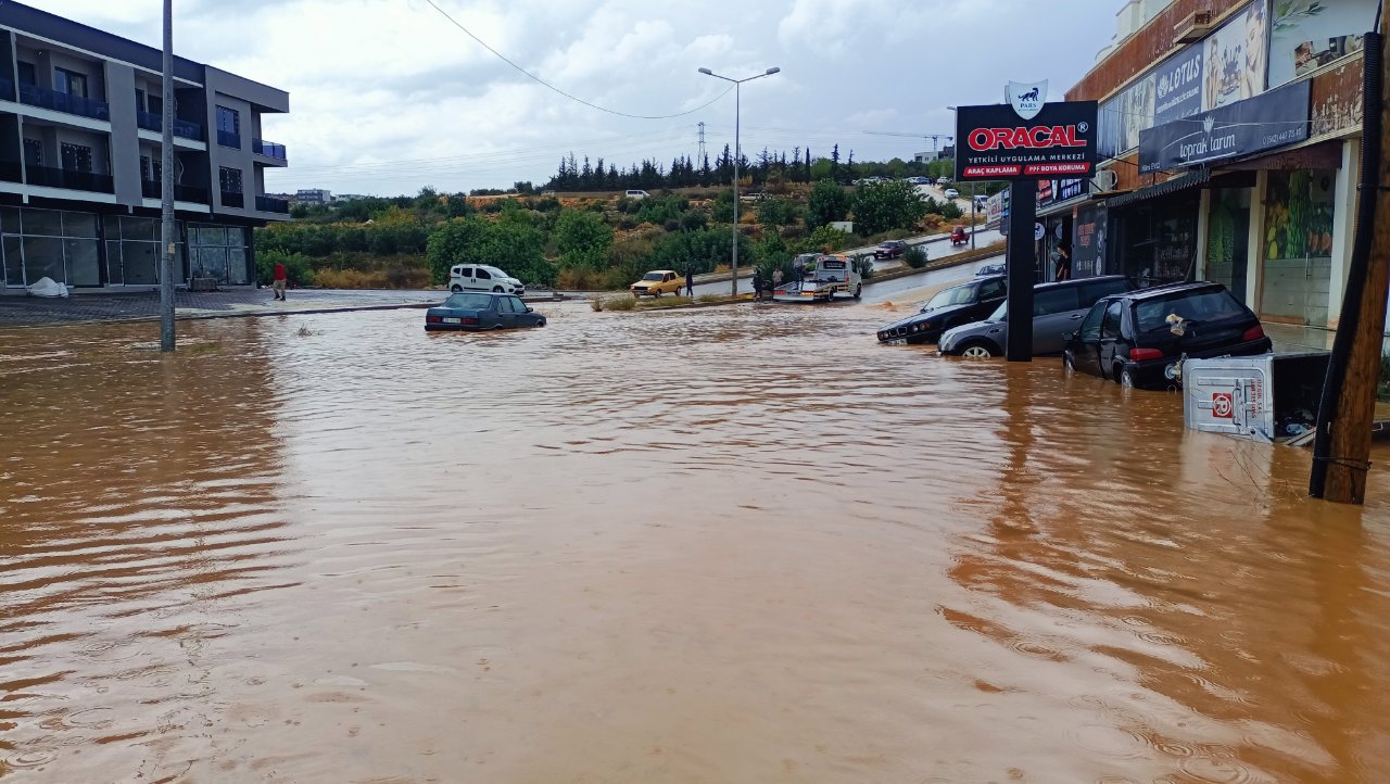 Mersin sular altında! Erdemli ve Silifki’de sokaklar, evler göle döndü, sürücüler mahsur kaldı
