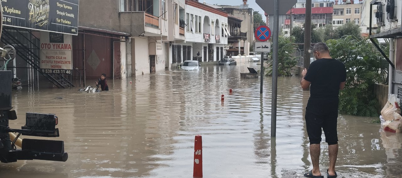 Mersin sular altında! Erdemli ve Silifki’de sokaklar, evler göle döndü, sürücüler mahsur kaldı