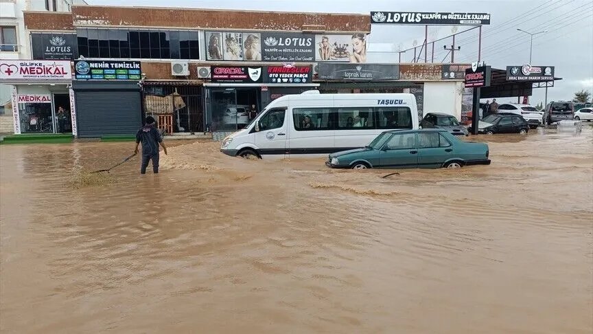 Mersinde okullar tatil mi? Ev ve iş yerlerini su bastı!