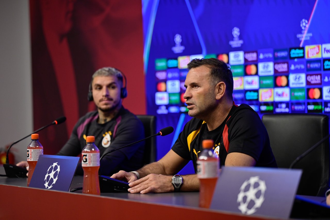 Okan Buruk, basın toplantısına Lucas Torreira ile birlikte katıldı.