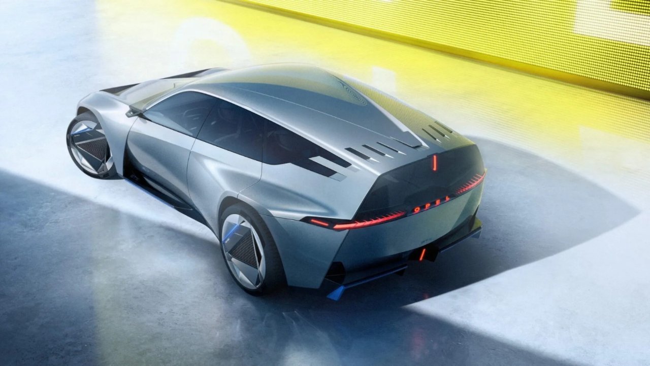 Opel station wagon segmentini bırakmıyor: Elektrikli STX Concept tanıtıldı