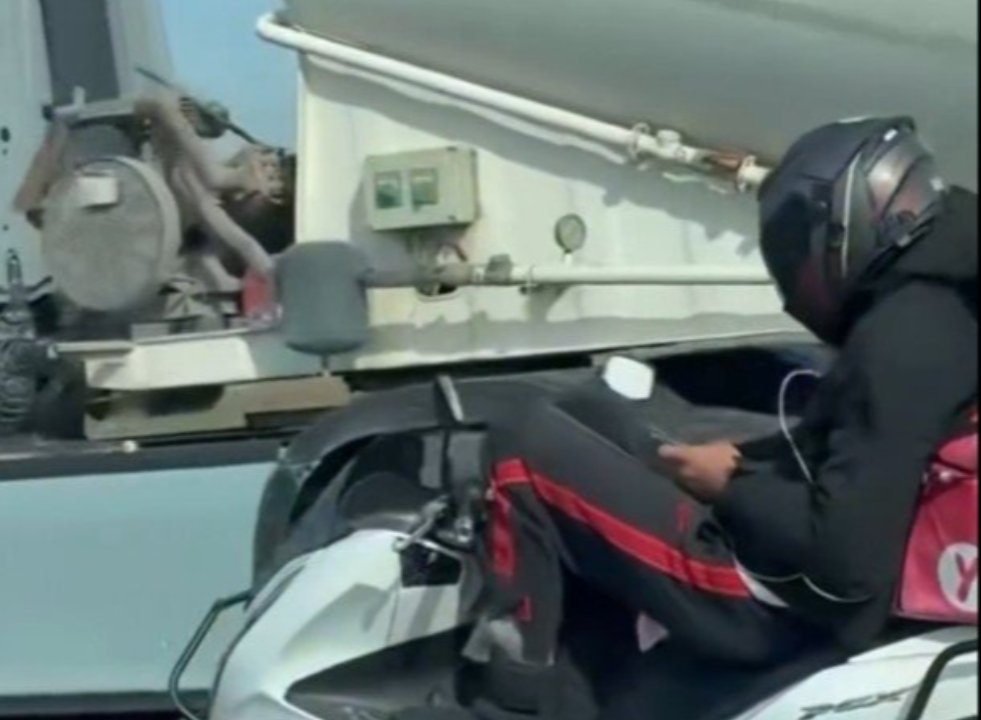 Seyir halinde yaptığına bakın! Ayaklarıyla motor kullanıp telefonla oynadı