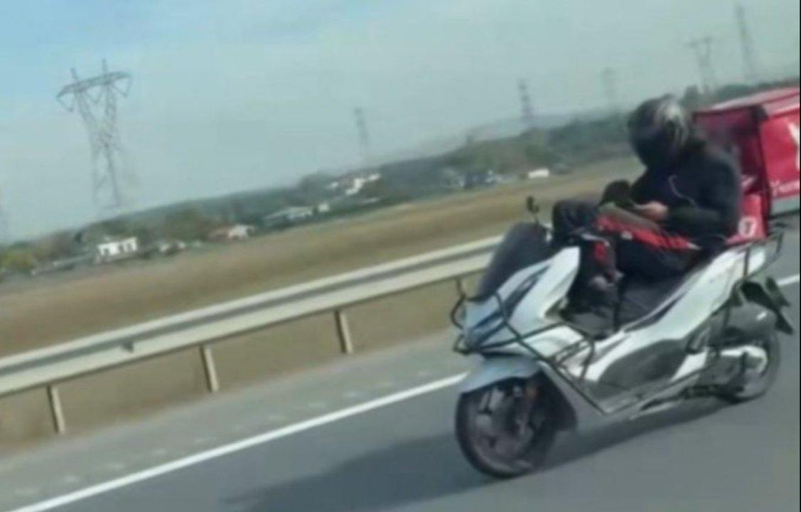 Seyir halinde yaptığına bakın! Ayaklarıyla motor kullanıp telefonla oynadı