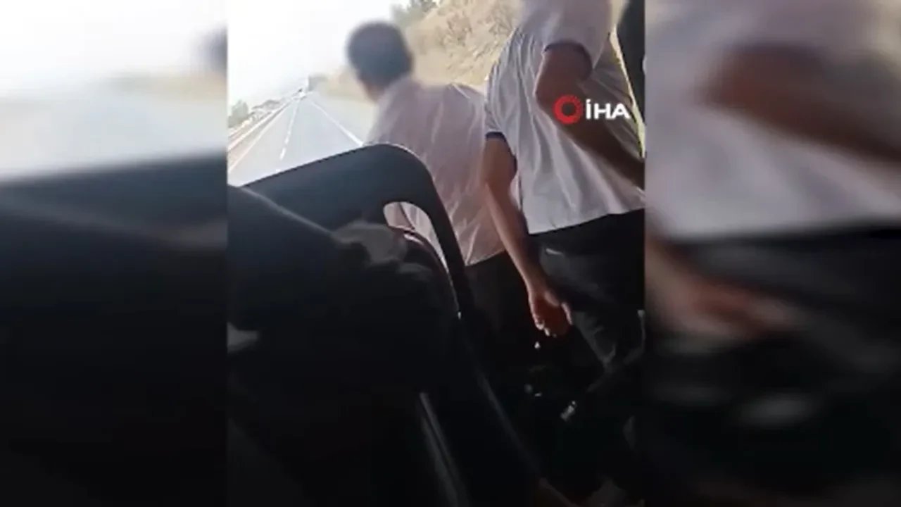 Şoförlerden skandal hareket! Otobüs yoldayken yerini diğerine bıraktı