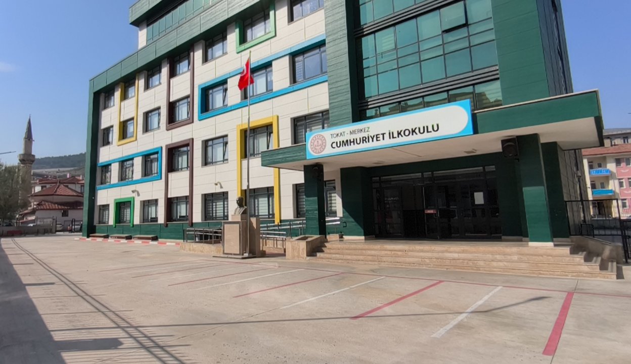 Yüzlerce kişinin hastanelik olduğu kentte, okullar çamaşır suyuyla temizlendi