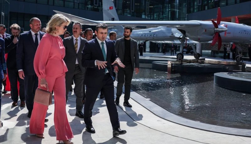 Belçika Ekonomik Misyonu kapsamında Türkiye'ye ziyaret düzenleyen Belçika Kraliçesi Mathilde başkanlığındaki heyet, Baykar'ın Özdemir Bayraktar Milli Teknoloji Merkezi'ni ziyaret etti.