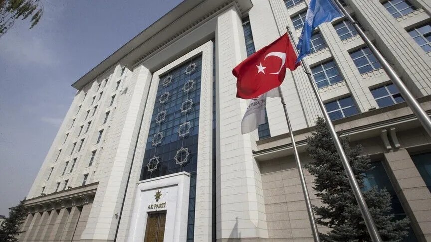 AK Parti'den 3 isim hakkında tazminat davası! Yeni Parti Sözcüsü Zeynel Emre de aralarında
